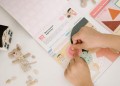 Kumon. Клеим наклейки. В магазине