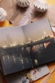 Вайолет, склонившаяся над травою