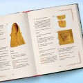 Дом вязаных Мишек. Истории о вязании крючком настоящих медведей, их красивой одежды, об их теплом доме и любящей семье